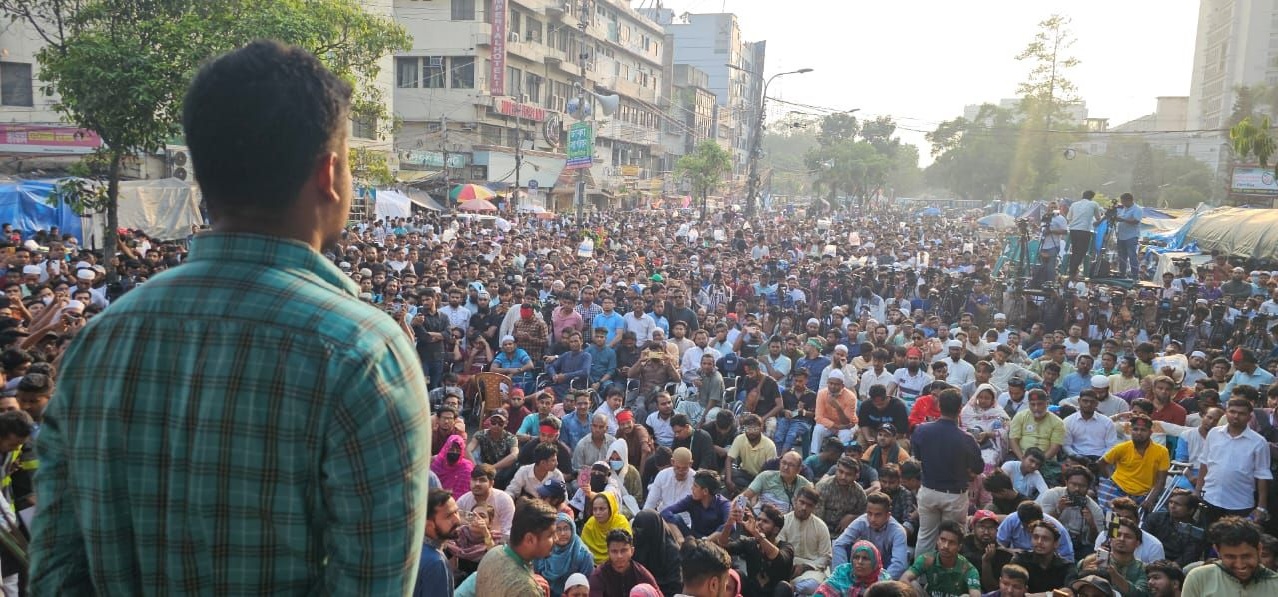 গাজীপুরে হাসনাতের গাড়িতে সন্ত্রাসী হামলা: গাড়ির গ্লাস ভাঙা, হাসনাত রক্তাক্ত